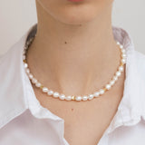 Colar choker banhado a ouro com pérolas