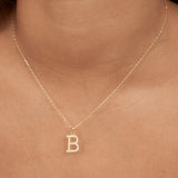Fio com pendente B banhado a ouro com zircónias