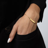Pulseira delicada banhada a ouro com corações