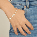 Pulseira delicada banhada a ouro com pérolas