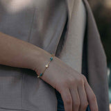 Pulseira corações banhada a ouro com cristais verdes