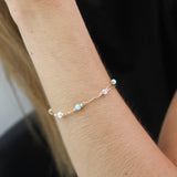 Pulseira delicada banhada a ouro com pérolas e opala