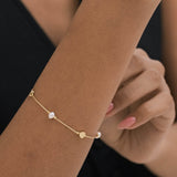 Pulseira delicada banhada a ouro com corações e pérolas
