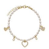Pulseira de pérolas banhada a ouro com charms coração com zircónias