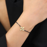 Pulseira em corda com flor banhada a ouro