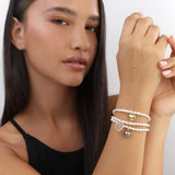 Pulseira banhada a ouro com madrepérola, charms de coração e pérola cinzenta