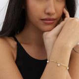 Pulseira de corrente banhada a ouro com charms de cristal verde e zircónia
