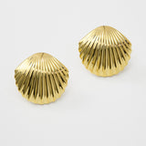 Brincos de espigão banhados a ouro em forma de concha