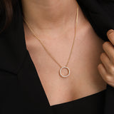 Fio com pendente círculo banhado a ouro com zircónia