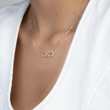 Fio com pendente "MOM" infinito banhado a ouro com zircónias