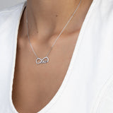 Fio com pendente "MOM" infinito em prata 925 com zircónias