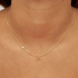 Fio com pendente "A". banhado a ouro com zircónia