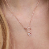 Fio com pendente círculo e coração banhado a ouro rosa com zircónia