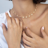 Colar choker banhado a ouro com esmalte colorido e flor