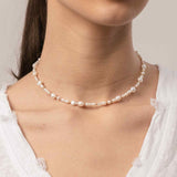 Colar choker banhado a ouro com pérolas e madrepérolas