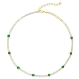 Colar choker banhado a ouro com zircónias transparentes e verdes
