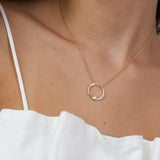 Fio com pendente círculo banhado a ouro com zircónia