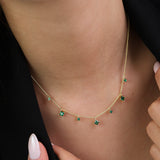 Colar com charms banhado a ouro com zircónias verdes