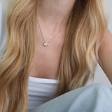 Fio com pendente pipa banhado a ouro com zircónia