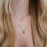 Fio com pendente banhado a ouro com zircónia e cristal verde