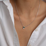 Fio com pendente coração em prata 925 com zircónias verde