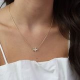 Fio com pendente flor banhado a ouro com zircónia