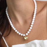 Colar de pedra coração banhado a ouro com ágata branca