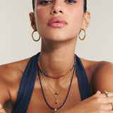 Colar choker banhado a ouro com cristais vermelhos e jadeíte azul