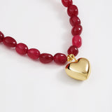 Colar de pedras banhado a ouro com quartzo vermelho e pendente coração