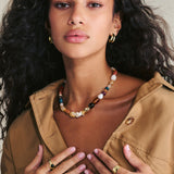 Colar de pedras banhado a ouro com ágata, quartzo turquesa, cornalina, madrepérola, jadeíte e jaspe