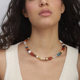 Colar de pedras banhado a ouro com ágata, quartzo turquesa, cornalina, madrepérola, jadeíte e jaspe