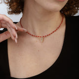 Colar choker banhado a ouro com zircónia e coral vermelho