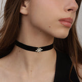 Choker de veludo com flor banhada a ouro e zircónias transparente