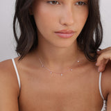 Colar com charms banhado a ouro rosa com zircónias