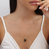 Colar com pendente oval banhado a ouro com cristal verde