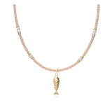 Colar de pedras banhado a ouro com pendente peixe, vidro cristal rosa e pérolas