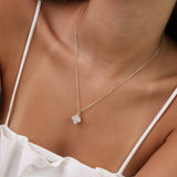 Fio com pendente flor banhado a ouro com zircónias