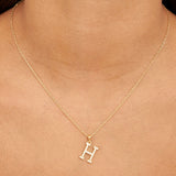 Fio com pendente "H" banhado a ouro com zircónia
