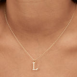 Fio com pendente "L" banhado a ouro com zircónia