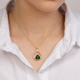Colar banhado a ouro com pendente de zircónia verde triangular