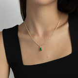 Fio com pendente banhado a ouro com vidro cristal verde