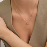 Fio com pendente banhado a ouro com pérola e cristais verdes