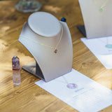 Colar banhado a ouro com pendente de ametista - Serenidade e Sabedoria