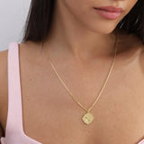 Colar banhado a ouro com pendente em flor