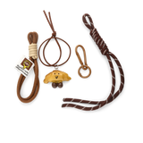 Porta-chaves croissant com figura decorativa e cordões castanhos