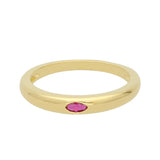 Anel delicado banhado a ouro com zircónia vermelho