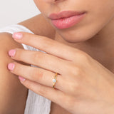 Anel delicado banhado a ouro com zircónia transparente solitário