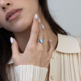 Anel delicado em prata 925 com cristal swarovski azul