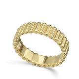 Anel largo banhado a ouro com textura de esferas e painéis decorativos