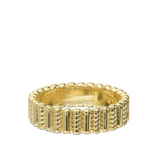 Anel largo banhado a ouro com textura de esferas e painéis decorativos
